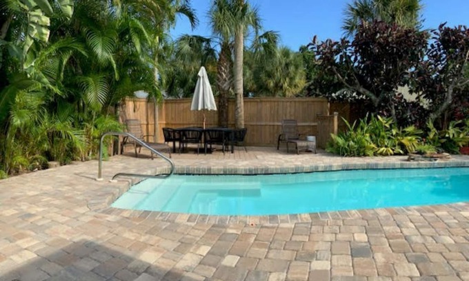 South Venice House | A Piece Of Paradise! Tropical Pool Home convenient to several Beaches