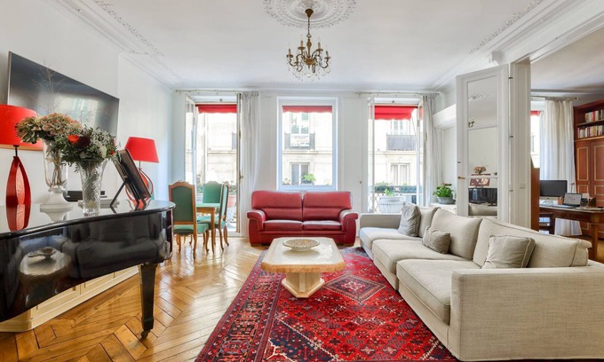 Quartier du Faubourg-Montmartre Apartment | A Prestigious Location in the Heart of Paris