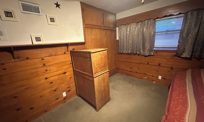 Old Town House | A Private room with shared bathroom inside House in Torrance with AC and WiFi.