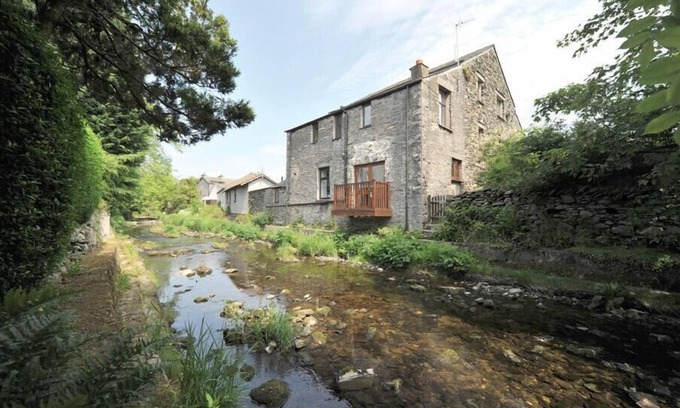 Staveley Cottage | A RIVER RUNS BY, with a garden in Staveley