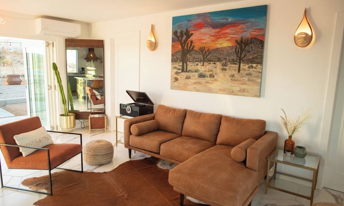 Landers House | A romantic and quiet getaway to enjoy endless skies and desert views.