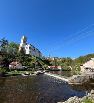 Rozmberk nad Vltavou House | A room by a weir with a view of Rožmberk Castle
