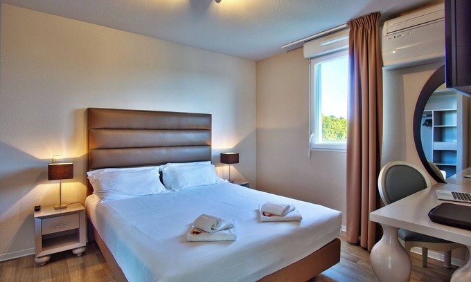 Mouguerre House | A short drive away from Jardin Botanique! Pets Are Welcome! FREE Parking!