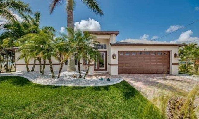 Diplomat Villa | A spacious 3-bedroom retreat in sunny Cape Coral.