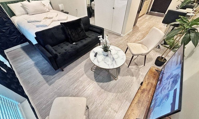 Downtown Des Moines Apartment | A spacious studio type apartment with full kitchen and complete basic amenities