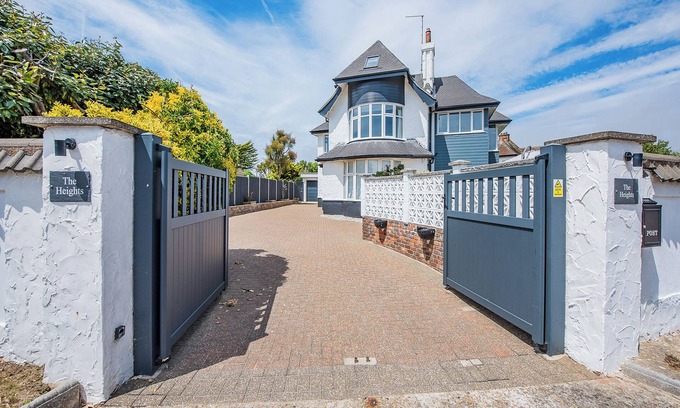 Littlehampton Apartment | A stunning two-level seaside retreat with incredible sea views.