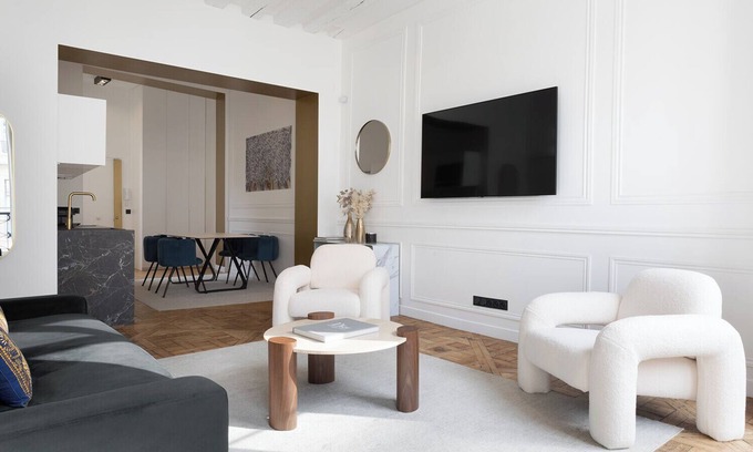 Paris City Center Apartment | A Sumptuous 2BR/2BA apartment in Louvre