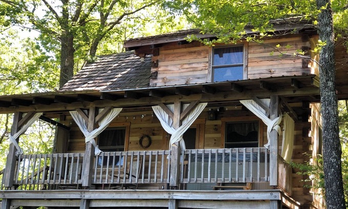 Piper Gap Cabin | A Unique Bed and Breakfast.Log Cabins, with Hot Tubs and Breakfast Delivered Each Morning :)