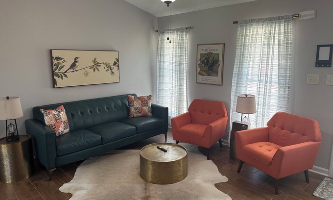 Southaven House | A Walk in Central Park. Tastefully decorated 3 bed 2 bath House in Southaven