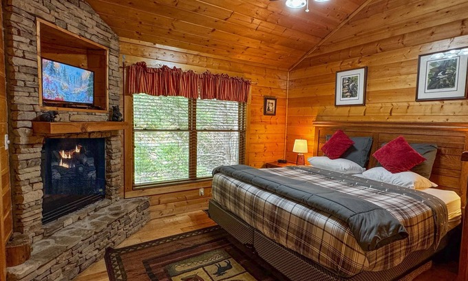 Gatlinburg - Pigeon Forge Cabin | A Wooded Cabin You'll Love! King Bed-2 Fireplaces-HotTub-Firepit-bring your dog!