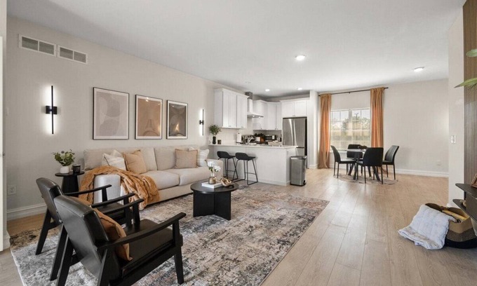 Bryant Pattengill West House | A2 Modern Townhome 9 mins to Campus & Stadium with Restaurants & Shopping Nearby