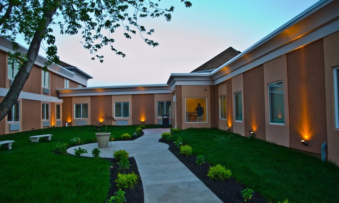 Niagara Falls Hotel | AAshram Hotel by Niagara River