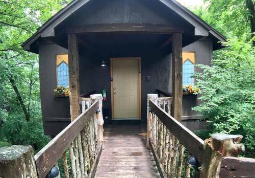 Eureka Springs Apartment | Abbey Chateau Treehouse #10/Oak Crest cottages and treehouses