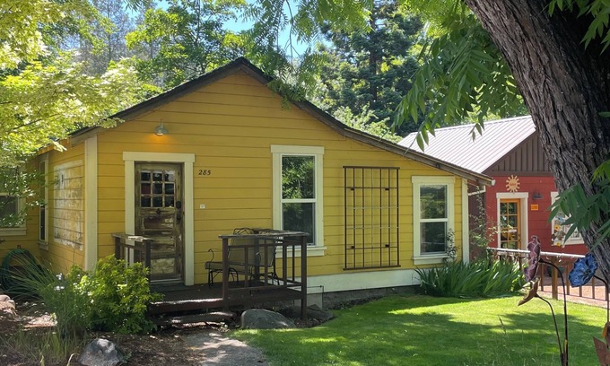 Historic Railroad District Cottage | ABBOTT'S COTTAGES- The Lark. 2 bedroom cottage, just two blocks to downtown