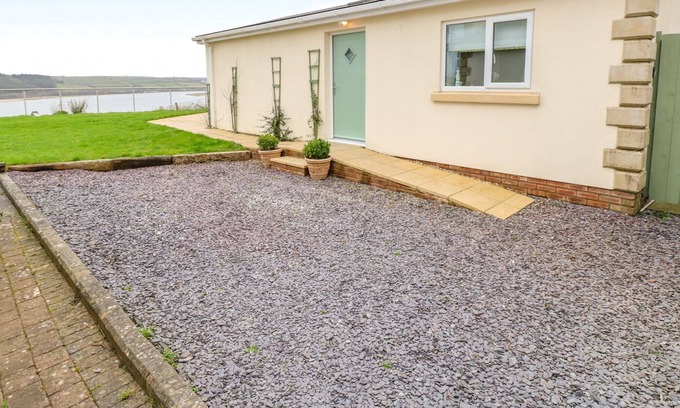 Ferryside Apartment | ABERFA, pet friendly, luxury holiday cottage in Ferryside