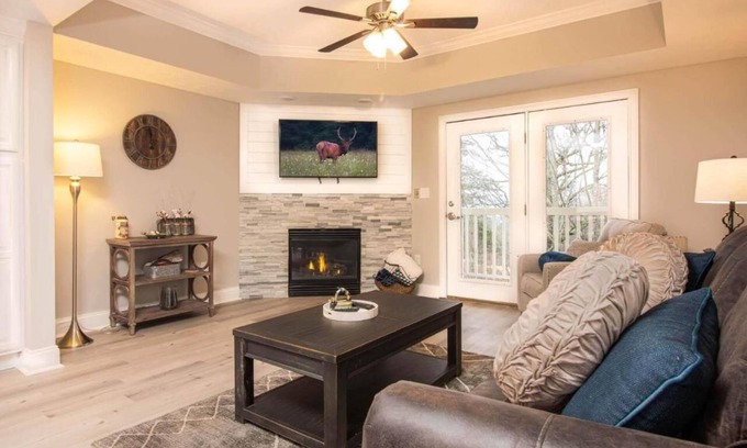 Pigeon Forge Condo | Above It All - Cozy Comfy, Balcony w/Wooded Mtn View 1br/1ba 3 Min. to Town!
