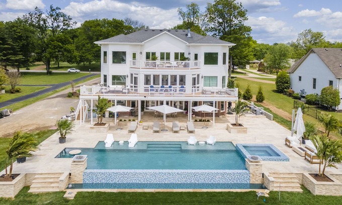 Gallatin House | Above Nashville Lakeside Oasis I Lakefront | Pool&Spa | Game Room I Services