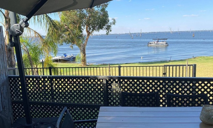 Yarrawonga House | Absolute Waterfront at Woodlands