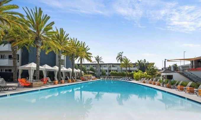 Santa Ana Heights Apartment | Ac, Heated Jacuzzi, Pool, Gym, Pickleball Courts, Basketball Courts