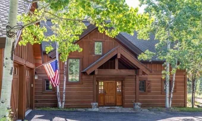 Tamarack Ski Chalet | Ace Chalet - A Charming Chalet on the Golf Course