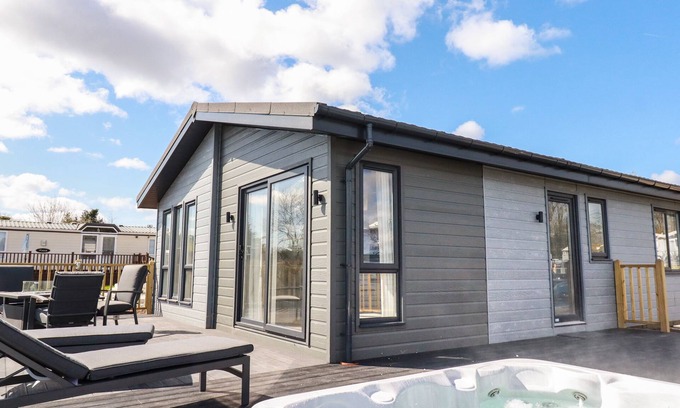 Redruth Cottage | ACORN LODGE, pet friendly, character holiday cottage in St Day