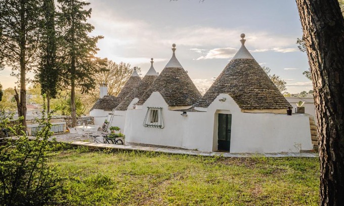 Ostuni Hotel | Ad un passo da Cisternino - Trulli con Foresta, Bici e BBQ