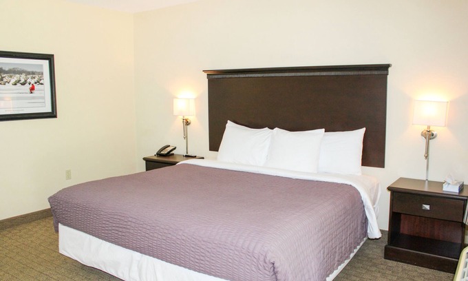 Kelleys Island Hotel | ADA Glacier Suite at Kelley's Island Venture Resort