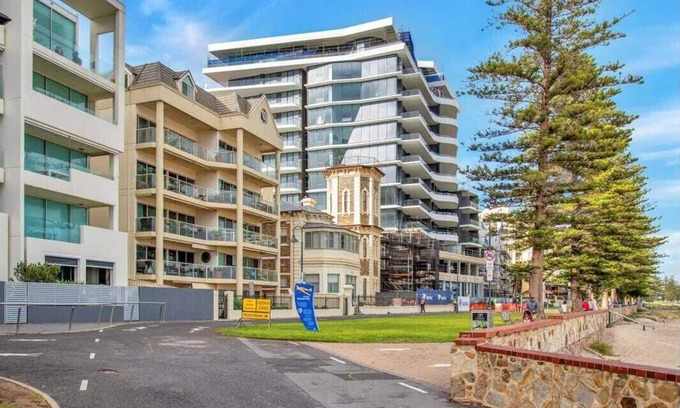 Glenelg Apartment | Adelaide's Seaside Location - Glenelg Beach: Seafield Apartment No. 5, Upstairs, Shared balcony