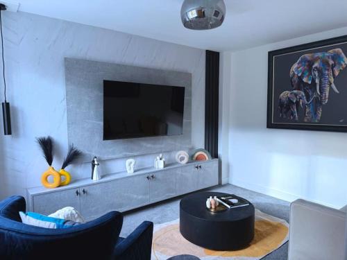 Burton on Trent House | Adeluxe Home - Luxury 2 Bedroom Entire House with Free WiFi, Disney, Netflix and Amazon Prime Included