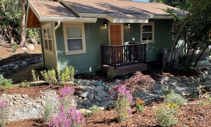 Ashland Cabin | Adjacent to downtown Ashland and Lithia Park. Lithia Park Cabin