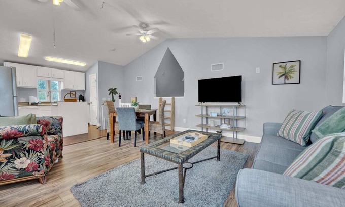 Lynn Haven House | Adorable 1 BDR with Full Kitchen Deck Washer Dryer