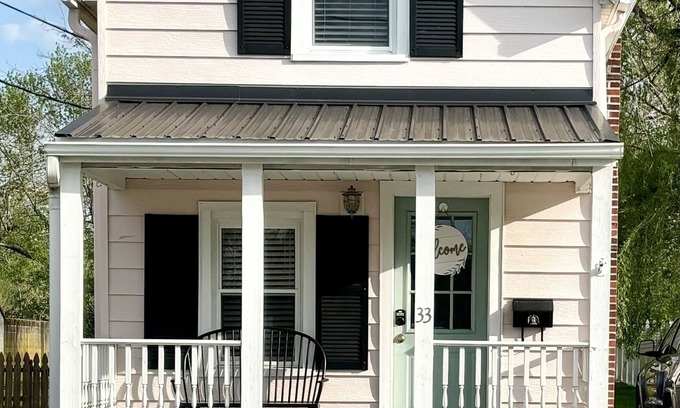 Woodstown Cottage | Adorable 100-year-old tiny home in historic town. Gym membership included!