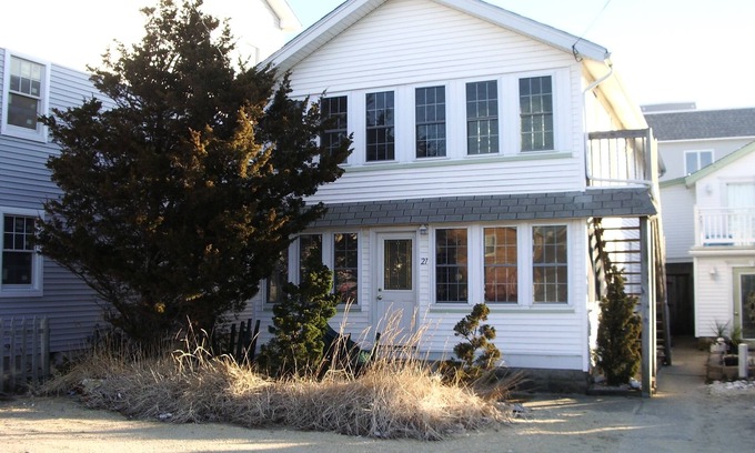 Ortley Beach House | Adorable 3 Bedroom Lower Unit 1/2 Block from Ocean - 21 L Street