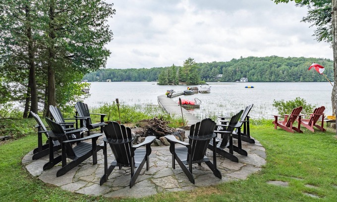 Seguin Cottage | Adorable 3Bed, 2Bath Cottage and Garage Lounge! Grassy Lawns! Kayaks!
