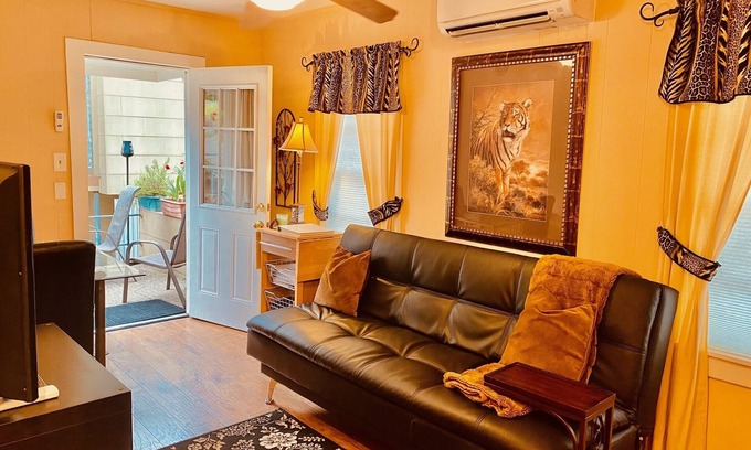 Neartown House | Adorable Apartment in Montrose
