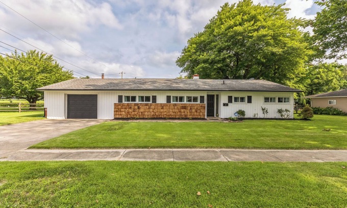 Newark House | Adorable bungalow fully furnished - month to month rental.