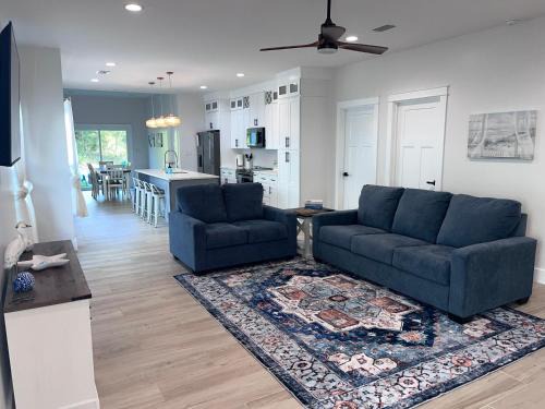 Foley House | Adorable cottage near Sports Complex OWA beaches shopping Central to all the fun Foley has to offer King Bed