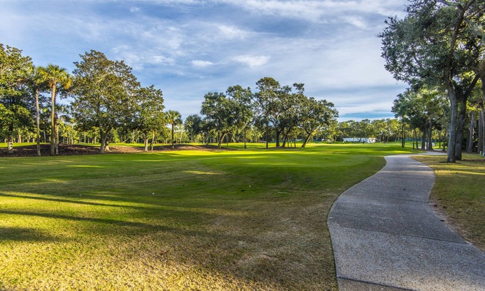 West Beach Cottage | Adorable Cottage on Cougar Pt Golf Course-PET FRIENDLY