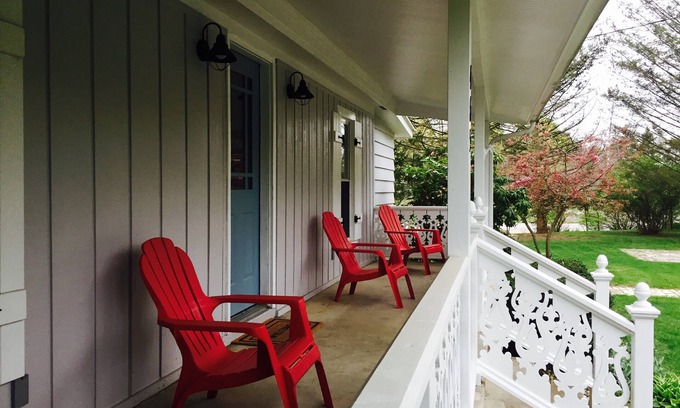 Saugatuck Cottage | Adorable Cottage On The Hill