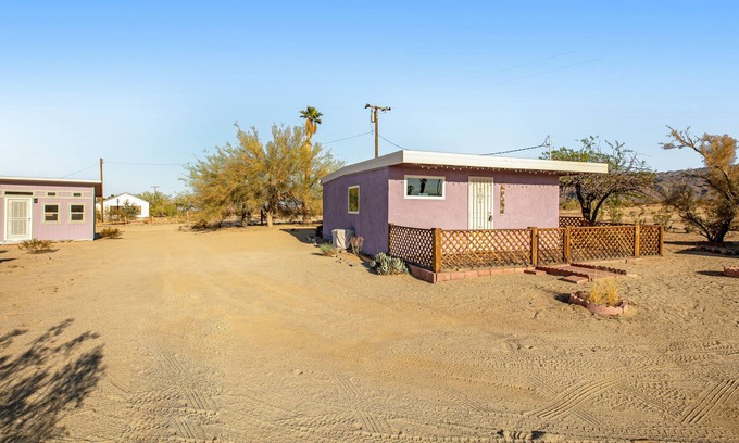 Twentynine Palms Cabin | Adorable desert home with spectacular mountain view, full kitchen, games, & more