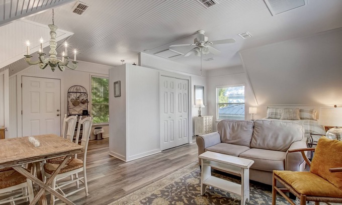 Fernandina Beach Apartment | Adorable Dog Friendly Garage Apartment in the Historic District of Old Town!
