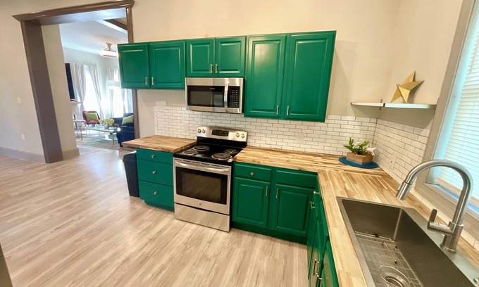 Midtown Apartment | Adorable Gem in the Heart of Savannah!
