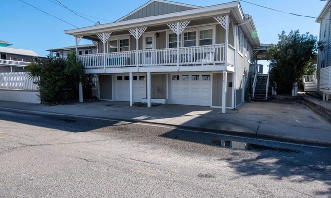 North Carolina Coast Cottage | Adorable Oceanfront Cottage. Plan your trip to Paradise Island today!