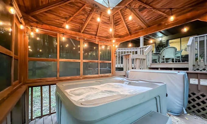 Tate Cottage | Adorable One Bedroom Guest Suite with Hot Tub & Mountain Views