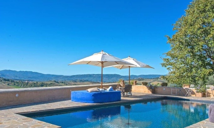 Saragano Villa | Adorable Posh Villa Overlooking Umbrian Hills