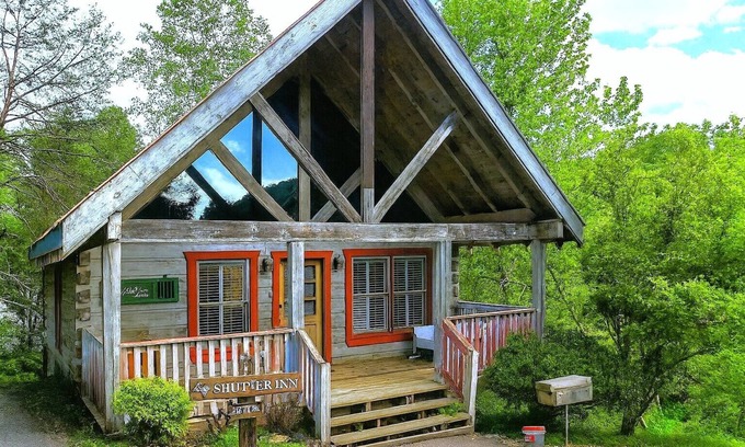 Pigeon Forge Ski Chalet | Adorable Shut’er Inn – Cozy Studio Cabin - Free Daily Attraction Tickets!