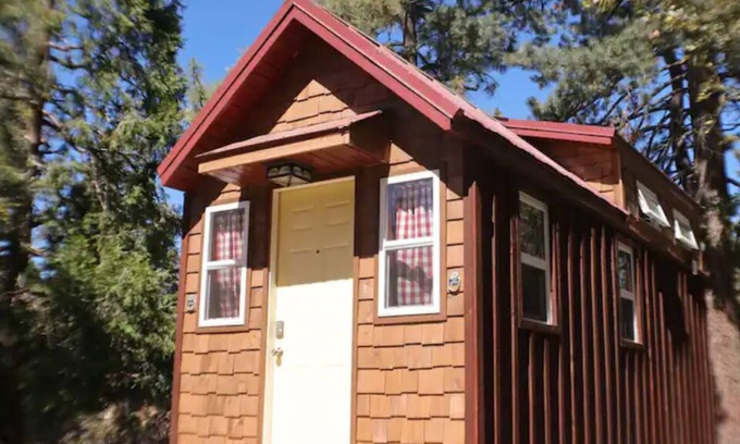 Pine Cove House | Adorable Tiny House w/wifi kitchen and Smart TV.