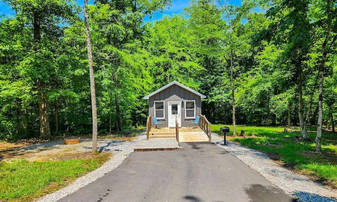 Guntersville Apartment | Adorable Tiny House Cabin- Lake Guntersville-ADA