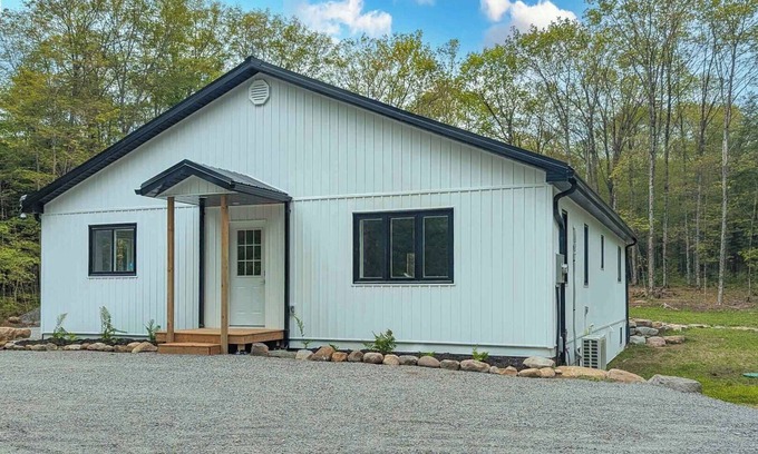 Armour Cottage | Adventure Awaits - Three Bedroom Cottage, Sleeps 6