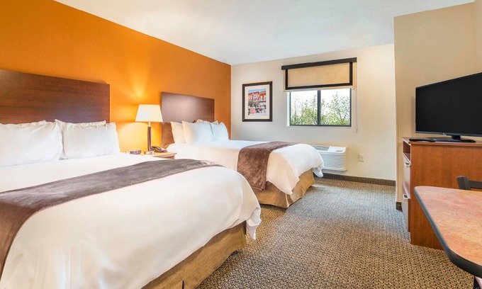 Kalispell Hotel | Adventure Awaits: Room with Kitchen Near Montana Landmarks!